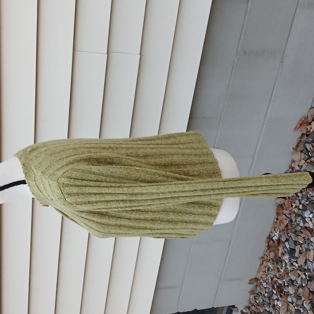 The Limited green sweater size medium - Picture 2 of 6